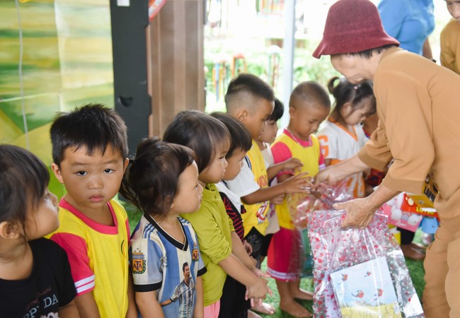 Ban Từ thiện: Tặng quà Trung Thu cho các em học sinh ở Đắk Som, Đăk Nông